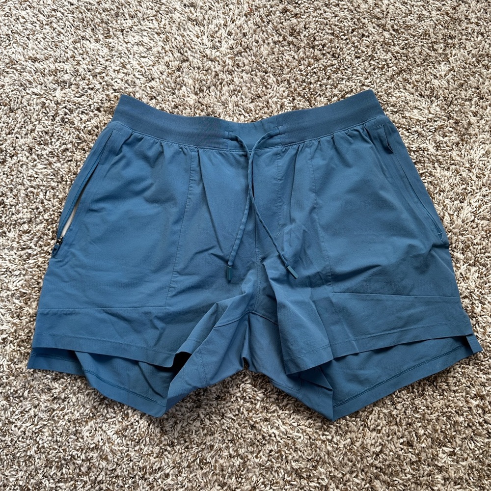 Lululemon License to Train Shorts sz L
